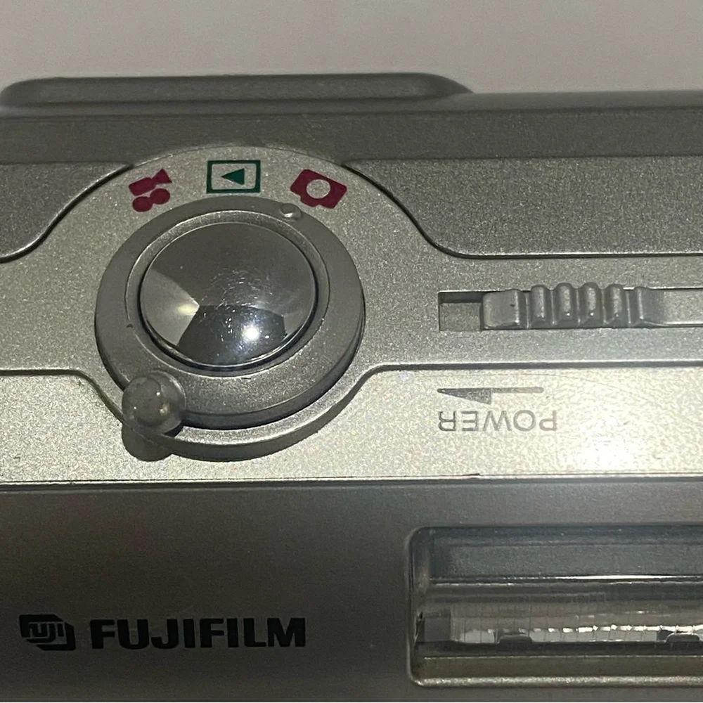 Fujifilm FinePix A210 3.2 MP Digital Camera Silver Fujinon 3x Optical Zoom VTG